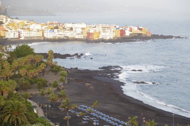 Punta Brava 'nın renkli evleri ve Puerto de la Cruz sahilleri, Tenerife, Kanarya Adaları, İspanya