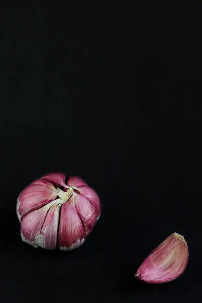 Ajo Fresco Sobre Fondo Negro Con Espacio Para Copiar —  Fotos de Stock