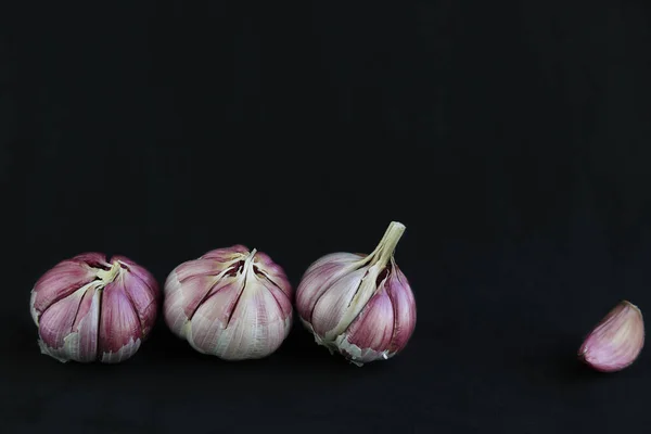 Tre Färska Vitlök Svart Bakgrund Med Kopia Utrymme — Stockfoto