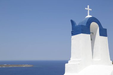 Yunanistan 'ın Oia Santorini kentinde deniz manzaralı bir çan kulesi manzarası
