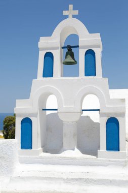 Arka planda mavi gökyüzü olan Yunan kilise çan kulesi, Oia, Santorini, Yunanistan
