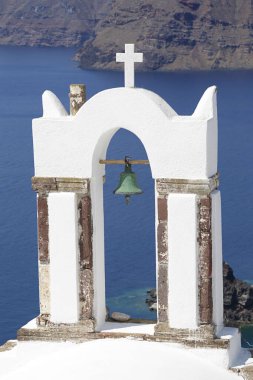 Yunanistan 'ın Oia Santorini kentinde deniz manzaralı bir çan kulesi manzarası