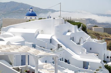 Yunanistan 'ın Santorini adasında tipik beyaz evler