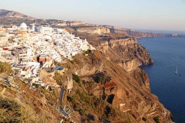 Yunanistan 'ın Santorini adasındaki Fira kasabasının manzarası