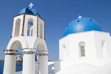 Yunanistan 'ın Santorini adasındaki Oia kasabasında mavi kubbeli kiliseler