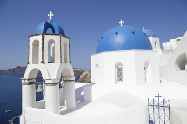 Yunanistan 'ın Santorini adasındaki Oia kasabasında mavi kubbeli kiliseler