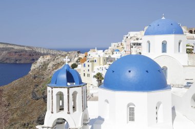 Yunanistan 'ın Santorini adasındaki Oia kasabasında mavi kubbeli kiliseler