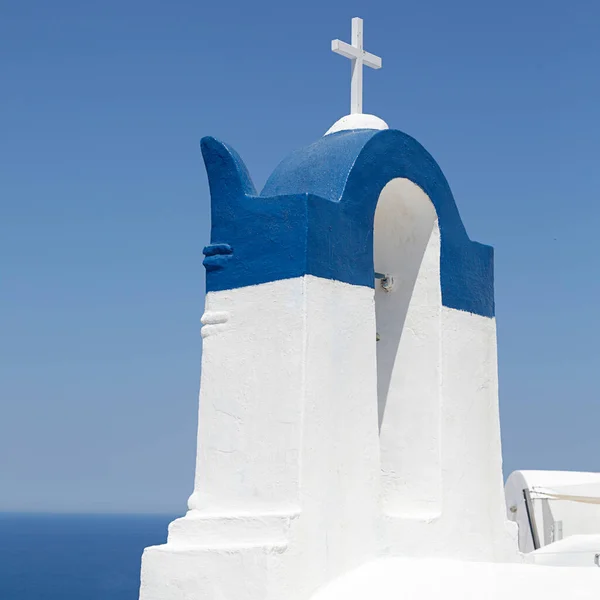 Yunanistan Oia Santorini Kentinde Deniz Manzaralı Bir Çan Kulesi Manzarası — Stok fotoğraf