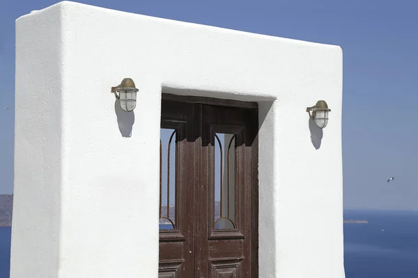 Beyaz Taştan Bir Duvarda Tahta Kapı Santorini Yunanistan — Stok fotoğraf