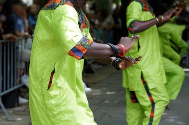 Dansçılar dans ediyor ve Senegal Dakar 'ın geleneksel halk kostümlerinden birini giyiyor.