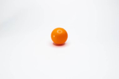Plastik turuncu top beyaza izole edilmiş