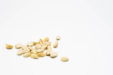 Beyaz arka plan fındıkları üzerinde izole