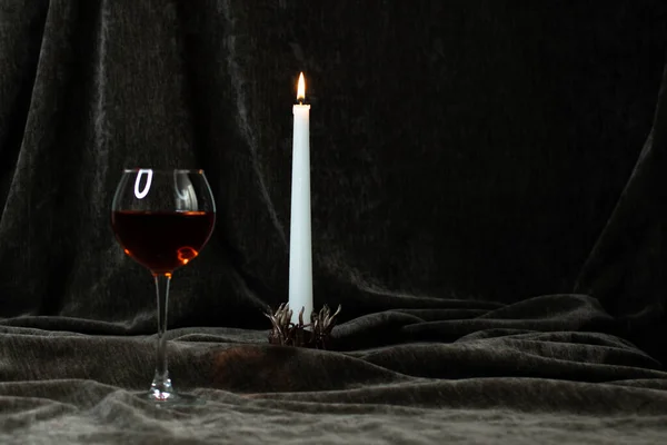 Copo Vinho Tinto Com Uma Vela — Fotografia de Stock
