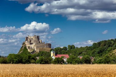 Beckov Kalesi, harabe, Slovakya.