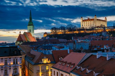 Bratislava, Vianoce, akşam, Hlavne Meydanı, Slovensko