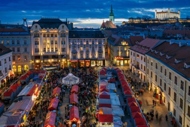Bratislava, Vianoce, akşam, Hlavne Meydanı, Slovensko