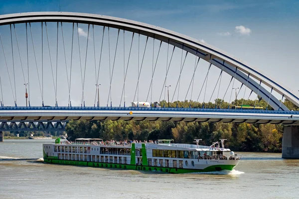 Puente Apolo Barco Danubio Bratislava Eslovaquia — Foto de Stock