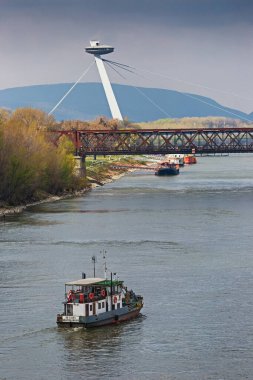 Eski köprü, SNP köprüsü, Tuna 'da küçük tekne, Bratislava, Slovakya.