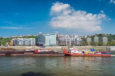 Eski köprü, SNP köprüsü, Tuna 'da küçük tekne, Bratislava, Slovakya.