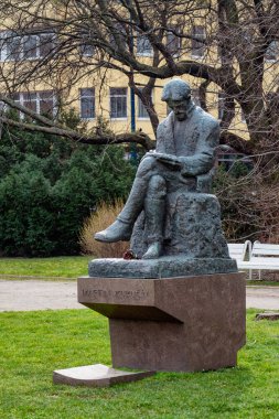 Yazar Martin Kukucin 'in heykeli, Tıp Bahçesi, Bratislava, Slovakya.