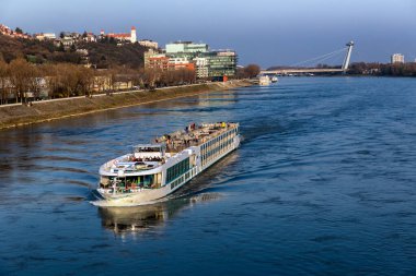 Bratislava - Slovakya 'da Tuna Nehri' nde tekne.