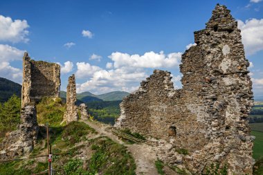 Slovakya 'daki şato harabelerini iptal et.