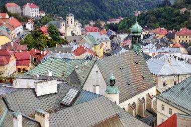 Banska Stiavnica, şehir manzarası, çatılar, kilise binaları, Slovakya.
