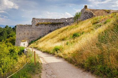 Slovakya 'daki Cachtice Kalesi kalıntıları.