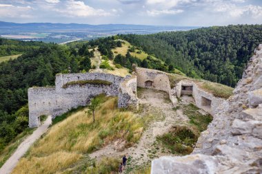 Slovakya 'daki Cachtice Kalesi kalıntıları.