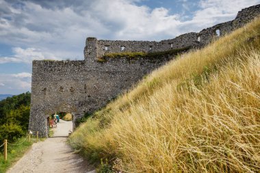 Slovakya 'daki Cachtice Kalesi kalıntıları.