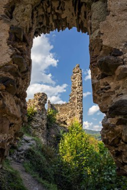 Ortaçağ Şatosu Reviste, kalıntılar, Slovakya.