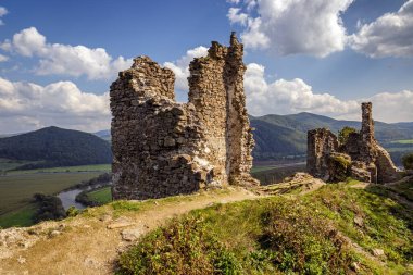 Ortaçağ Şatosu Reviste, kalıntılar, Slovakya.