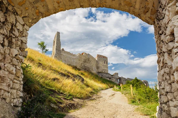 Slovakya 'daki Cachtice Kalesi kalıntıları.