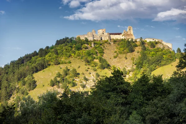 Slovakya 'daki Cachtice Kalesi kalıntıları.