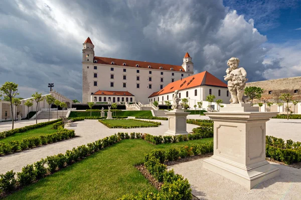 Barok bahçesi, kale, Bratislava, Slovakya.