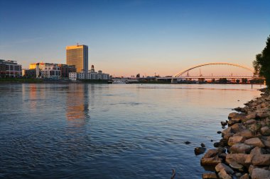 Köprü, Apollo, Tuna Nehri, Eurovea alışveriş merkezi, dolgu, Bratislava, Slovakya.