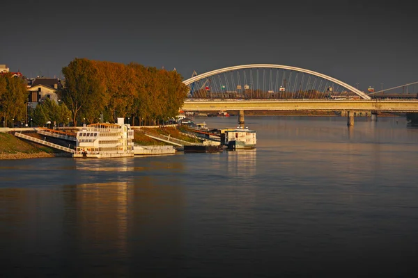 Puente Apolo Río Danubio Terraplén Bratislava Eslovaquia — Foto de Stock