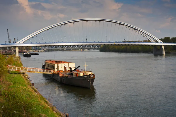 Híd Apolló Duna Folyó Töltés Pozsony Szlovákia — Stock Fotó
