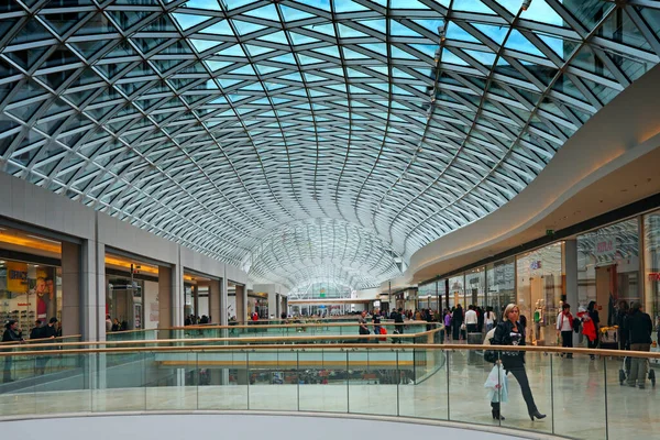 ヨーロッパのショッピングセンター 近代的な建物 インテリア ブラチスラバ スロバキア ヨーロッパの建物 ショップ ショッピングセンター — ストック写真