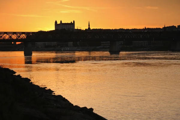 Kasteel Bij Zonsondergang Donau Rivier Bratislava Slowakije — Stockfoto