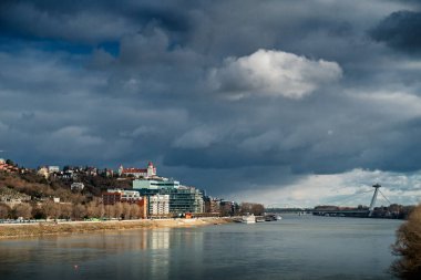 Bratislava Kalesi; Nehir Parkı; SNP Köprüsü; Slovakya.