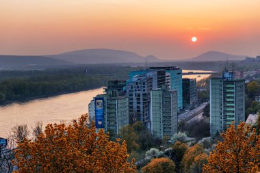Tuna Nehri üzerinde gün batımı, Nehir Parkı, Bratislava, Slovakya.