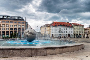 Barış Çeşmesi, Yazarlar, Akademisyen Tibor Bartfay, Valeria Triznova, Pavel Vajo, Pavol Mikk, Cafe Stefanka, Hodza nmestie, Bratislava, Slovakya.