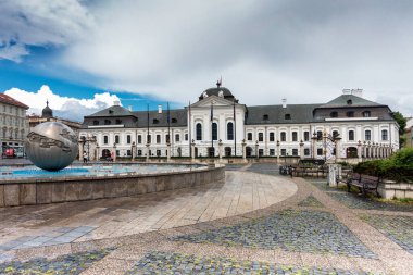 Hodza Meydanı, Barış Gezegeni çeşmesi, akademik heykeltıraş Tibor Bartfay, Ing. Mimarlar Valeria Triznova ve Ing. Pavel Vajo, Grasalkovic Sarayı, Cumhurbaşkanı Bratislava, Slovakya.
