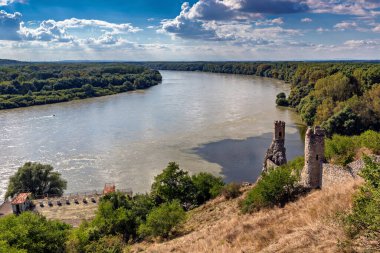 Tuna ve Morava nehirlerinin birleşimi, Devin Kalesi, Bratislava, Slovakya.