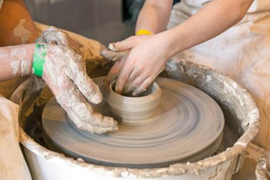 Çömlek işleri, kilden vazo yapmak..