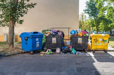 Tam çöp konteynırları, çevre, Bratislava, Slovakya