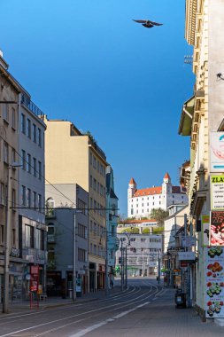 Coronavirus, Obchodna Caddesi, Castle, Bratislava, Slovakya yüzünden bomboş şehir.