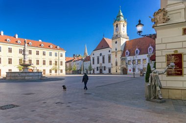 Coronavirus yüzünden bomboş şehir, Korzo; yüzünde maske olan Schne Naci heykeli Nice Nacko, Old Town Hall, Main Square, Bratislava; Slovakya.