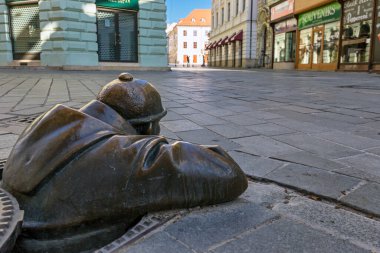 Coronavirus, Küba heykeli, çalışan işçi, Pansk sokağı, Korzo, Bratislava, Slovakya yüzünden bomboş şehir.